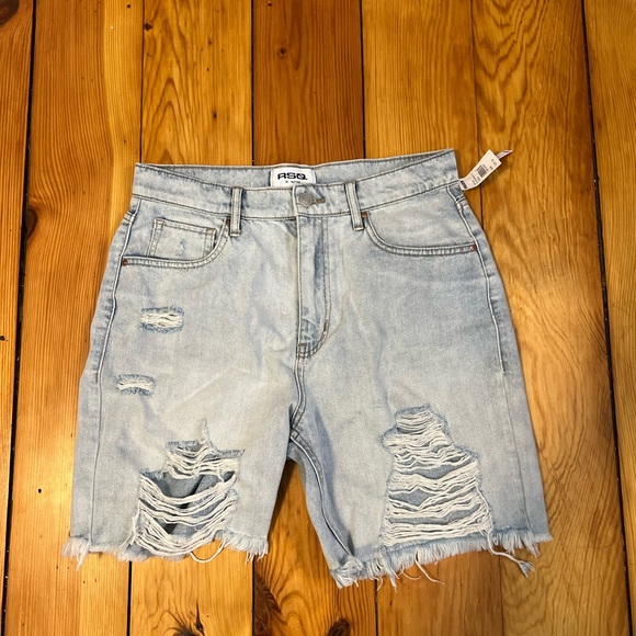 Tilly's Pants - NWT Tilly’s light wash boyfriend shorts 28